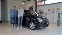 Adi und Lukas Rogenmoser aus Oberbipp mit ihrem Opel Meriva OPC